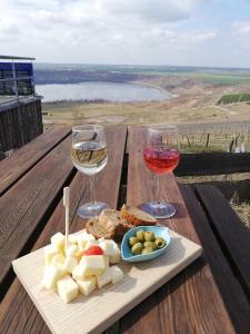 einen Tisch mit zwei Gläsern Wein und einem Teller Essen in der Unterkunft Pension Winter in Mücheln