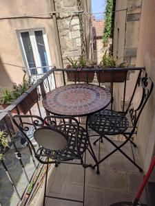 a table and chairs sitting on a balcony at La Casa dei Nonni in Castagneto Carducci