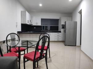 阿瓜斯卡連特斯的住宿－Chulada de Departamento，厨房配有桌椅和冰箱。