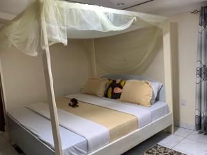Ein Bett oder Betten in einem Zimmer der Unterkunft Leisure Safaris and Inns