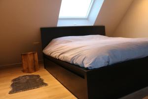 Tempat tidur dalam kamar di Momaison charmant landelijk appartement