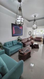 Banjar的住宿－HOTEL DHD，客厅配有蓝色的沙发和桌子