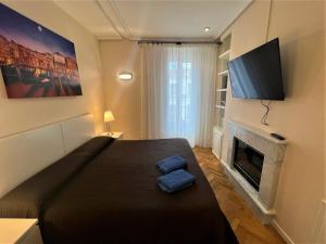 ein Schlafzimmer mit Bett und Flachbildfernseher in der Unterkunft Madrid, C. Mayor in Madrid