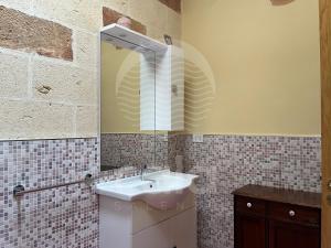 łazienka z umywalką i lustrem w obiekcie Villa Corallo By Cala Salento w mieście Torre Lapillo +34 zdjęcia