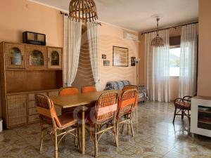 トッレ・ラピッロにあるVilla Coralloのリビングルーム(木製テーブル、椅子付)