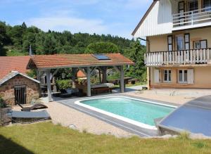 Bazén v ubytování AUX 2 LACS Gîte nebo v jeho okolí