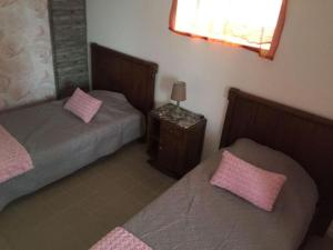 Postel nebo postele na pokoji v ubytování AUX 2 LACS Gîte