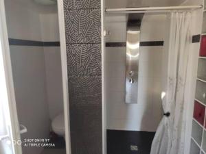 Koupelna v ubytování AUX 2 LACS Gîte + 34 fotografií