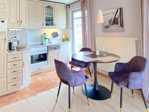 eine Küche mit einem Tisch und Stühlen im Zimmer in der Unterkunft Residenz Bleichröder - Ferienwohnung 16 in Heringsdorf