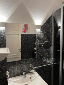 Studio confort Verviers في فيرفيرس: حمام مع حوض ومرآة