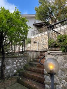 um conjunto de escadas que levam a uma casa em casa monte maggio em Cassino