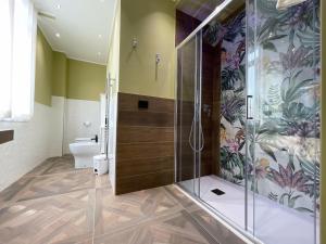 A bathroom at Suite Dreams Montecatini