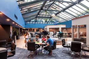 un grupo de personas sentadas en una mesa en una oficina en For Students Only Studios and Ensuite Bedrooms with Shared Kitchen at Talbot Street in Nottingham en Nottingham