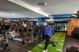 un hombre caminando por un gimnasio con equipo de ejercicios en For Students Only Studios and Ensuite Bedrooms with Shared Kitchen at Talbot Street in Nottingham en Nottingham