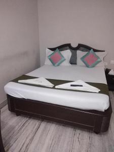 1 cama con 2 almohadas en Grand tower Chennai, en Chennai