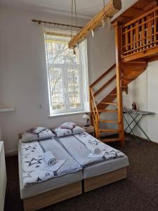 1 dormitorio con 1 cama y escalera de madera en nocleg w Krośnie tuż przy dworcu en Krosno