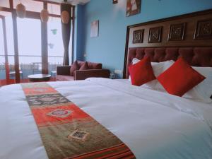 Postel nebo postele na pokoji v ubytování Sapa Hills Hotel