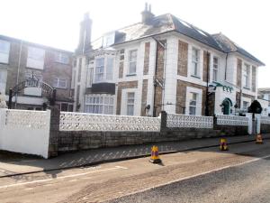 una calle con conos frente a un edificio en Altavia Hotel, en Sandown