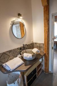 uma casa de banho com um lavatório e um espelho em Charme au cœur des vignes em Malras