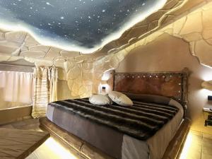 A bed or beds in a room at Suite Dreams Montecatini