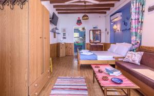 um quarto com uma cama, um sofá e uma mesa em Blue Traditional Boathouse in Klima em Klima