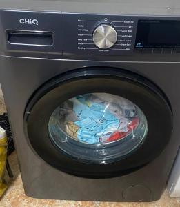 uma máquina de lavar roupa com roupas dentro em Klamovka Hostel em Praga