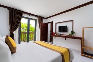 Un pat sau paturi într-o cameră la Haemer Villa Hoi An