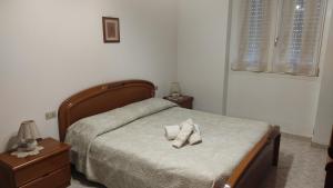 ein Schlafzimmer mit einem Bett mit zwei Handtüchern darauf in der Unterkunft grazioso bilocale a 100 mt dalla metropolitana in Sesto San Giovanni