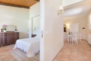 una camera con letto e una sala da pranzo di Dependance di Omero by BarbarHouse a Cavallino di Lecce