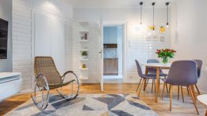 eine Küche und ein Esszimmer mit einem Tisch und Stühlen in der Unterkunft Apartamenty Sun & Snow Karlikowo in Sopot