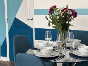 een tafel met een vaas met bloemen erop bij Modern accomodation in Westcliff-On-Sea in Westcliff On Sea