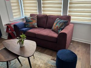 un soggiorno con divano viola e tavolo di Modern accomodation in Westcliff-On-Sea a Westcliff-on-Sea