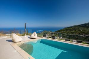 בריכת השחייה שנמצאת ב-Inorato - Luxury Villas with Private Swimming Pool או באזור