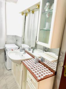 a bathroom with two sinks and a washing machine at grazioso bilocale a 100 mt dalla metropolitana in Sesto San Giovanni