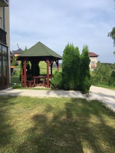 een tuinhuisje met een picknicktafel in de tuin bij Zovin Breg in Zlatibor