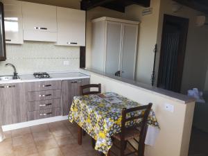 Köök või kööginurk majutusasutuses APPARTAMENTO A SAN VITO LO CAPO STANZA CON BAGNO
