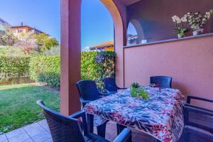 un patio con tavolo e sedie e vista su un cortile di Ca' Mia by Wonderful Italy a Menaggio