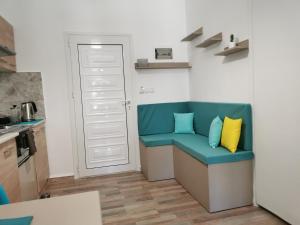 マタラにあるTsiteris Studioのキッチン(青いベンチ、枕2つ付)