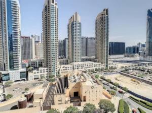 vistas a una ciudad con edificios altos en Key View - Burj Royale, en Dubái