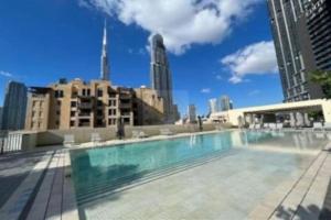 una gran piscina en una ciudad con edificios altos en Key View - Burj Royale, en Dubái