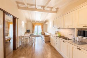 Kuchyň nebo kuchyňský kout v ubytování Hotel Pineta Campi