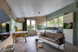 un soggiorno e una cucina con divano e tavolo di Vrijburgstraat 10 a Vlissingen