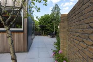 an external view of a brick wall and a patio at Vrijvakantiehuis Vrijburgstraat 10 in Vlissingen