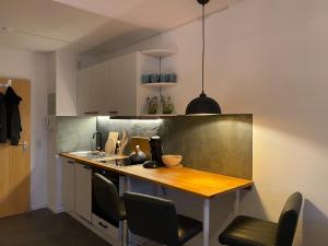 eine Küche mit einem Tisch und einigen Stühlen in der Unterkunft Ferienwohnung Morgensonne in Oberstaufen