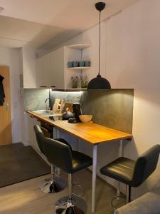- une cuisine avec une table et des chaises dans l'établissement Ferienwohnung Morgensonne, à Oberstaufen