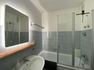 ein Badezimmer mit Badewanne, Waschbecken und Dusche in der Unterkunft Ferienwohnung Morgensonne in Oberstaufen