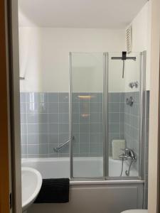La salle de bains est pourvue d'une douche et d'un lavabo. dans l'établissement Ferienwohnung Morgensonne, à Oberstaufen