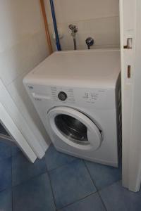 a washer and dryer in a small room at Appartamento Cavoli - Vista mare con terrazza, clima e posto auto in Cavoli