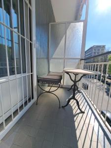 un balcón con un banco y una mesa en un edificio en Fancy Monique en Milán
