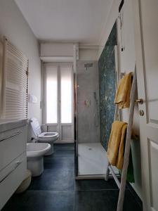 y baño con ducha, aseo y lavamanos. en Fancy Monique en Milán